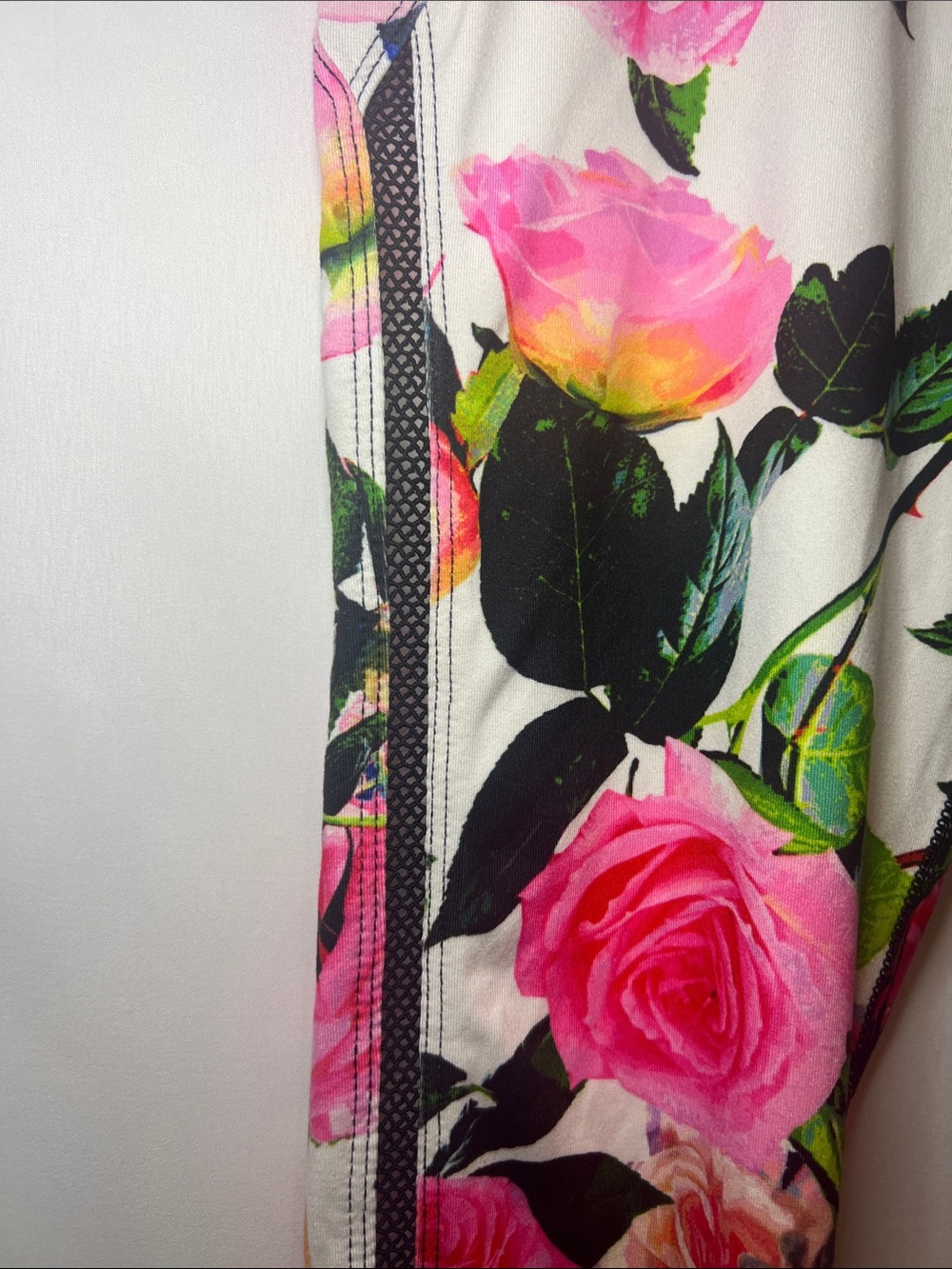 Betsy Johnson Give Love Get Love Floral Capri Workout Leggings Mesh Seams Sz M - Picture 7 of 14